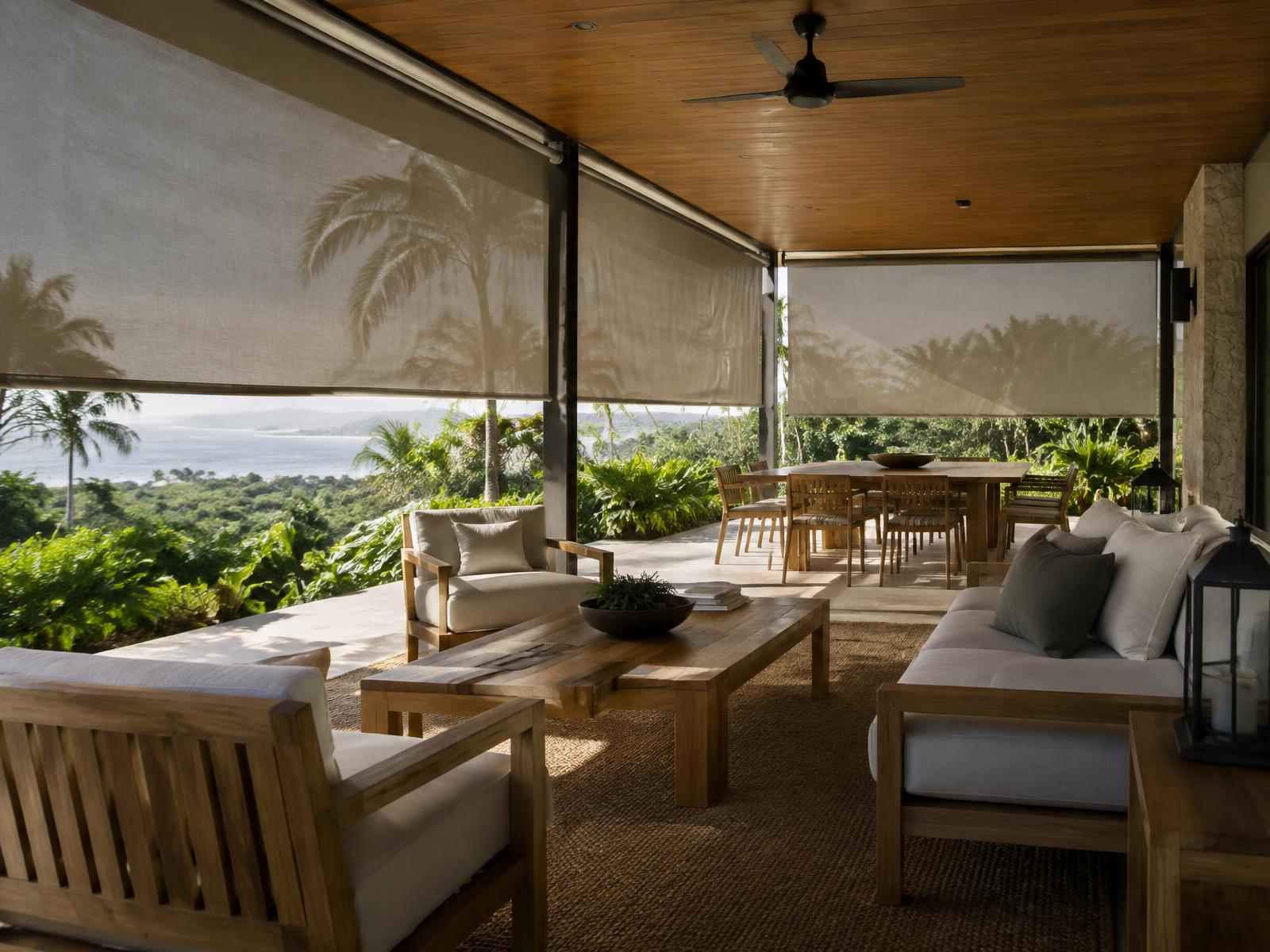 Terraza tropical con cortinas exteriores filtrando el sol